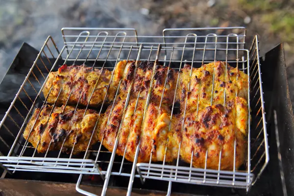 Peito de frango grelhado em uma brasa — Fotografia de Stock