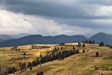 Bahar yağmur Dağları'nda. Gök gürültüsü ve bulutlar