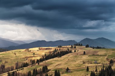Bahar yağmur Dağları'nda. Gök gürültüsü ve bulutlar