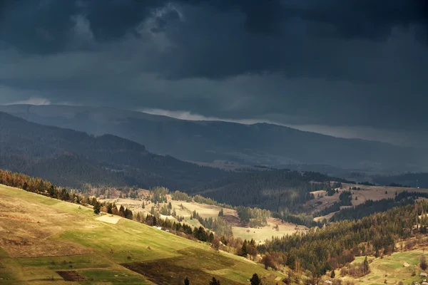 Chuva de primavera nas montanhas. Trovão e nuvens — Fotografia de Stock