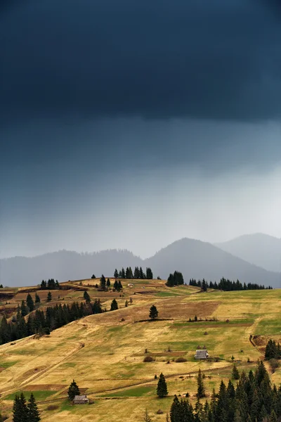 Frühjahrsregen in den Bergen. Donner und Wolken — Stockfoto