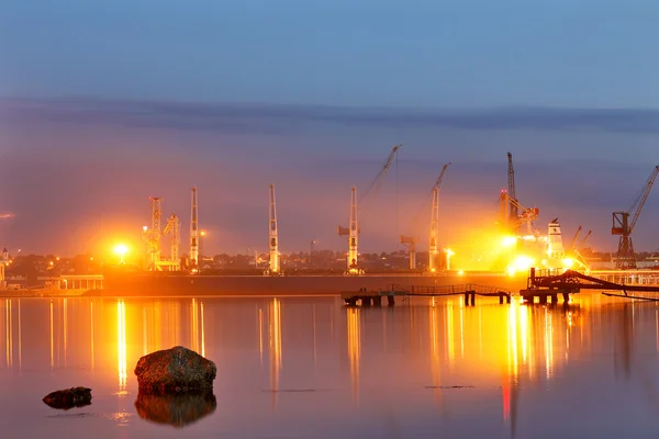 Tanker in the port. Harbor at night — Stock Photo, Image