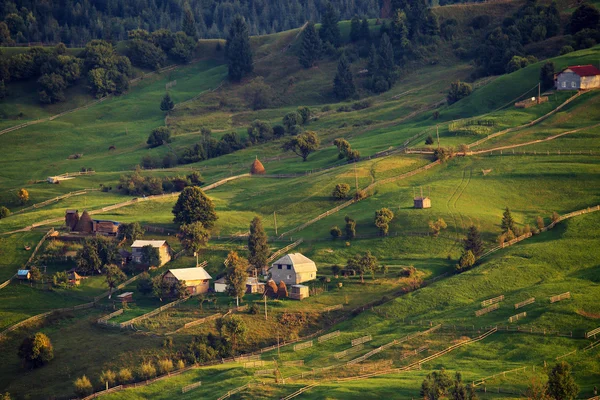 Escena rural de septiembre en montañas. Auténtico pueblo y valla —  Fotos de Stock