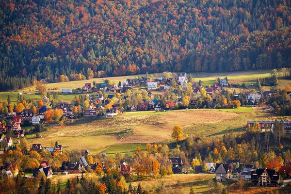 Slunečný den října v horské vesnici. Podzim v Polsku — Stock fotografie