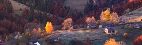 Manhã de outono em uma aldeia de montanha, primeiros raios de sol. Mor... — Fotografia de Stock