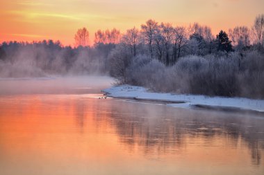 Puslu kış dawn Nehri üzerinde. 