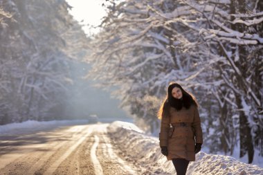 Genç kadın bir kış yürüyüş. Güneşli kış günü