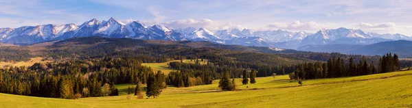 Panorama de montanhas nevadas de Tatra na primavera, sul da Polônia — Fotografia de Stock