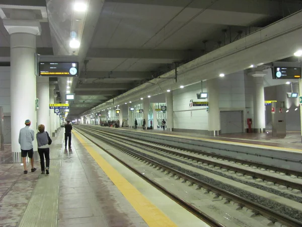Dworzec Kolejowy Bardzo Niewielu Podróżnych — Zdjęcie stockowe