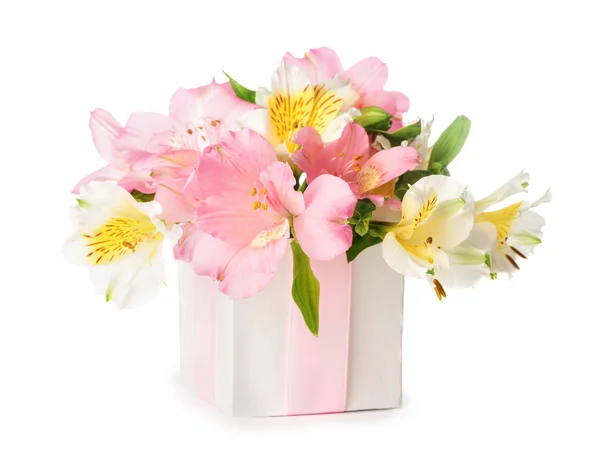 Beau bouquet d'Alstroemeria rose dans un coffret cadeau — Photo