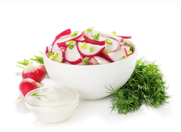 Салат из редиса в миске — стоковое фото