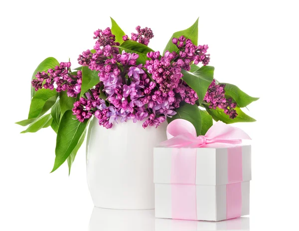 Flores lilás em um vaso branco e caixa de presente — Fotografia de Stock