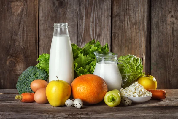 Ensemble de différents aliments sur le vieux fond en bois — Photo