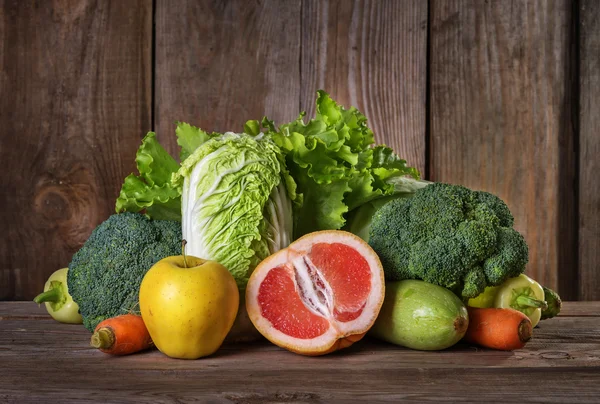 Veganské potraviny na staré dřevěné pozadí — Stock fotografie