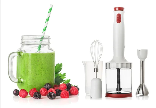 Beyaz arka plan üzerinde sağlıklı beslenme kavramı izole yeşil smoothies blender