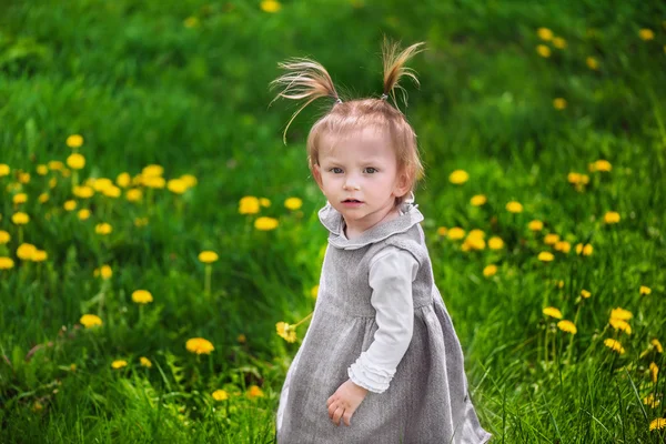 Serieus klein meisje — Stockfoto