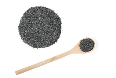 Beyaz arkaplanda izole edilmiş haşhaş tohumları