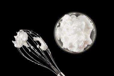 siyah arka plan üzerine izole çırpma teli ile dövülmüş yumurta akı