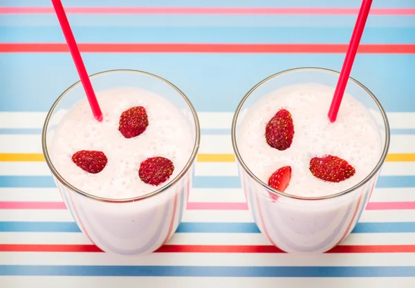 Delicious, nutritious and healthy fresh strawberry yogurt on bri — Stock Photo, Image