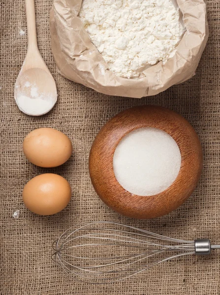 Los ingredientes para el pastel de esponja horneado casero y la corola en s —  Fotos de Stock