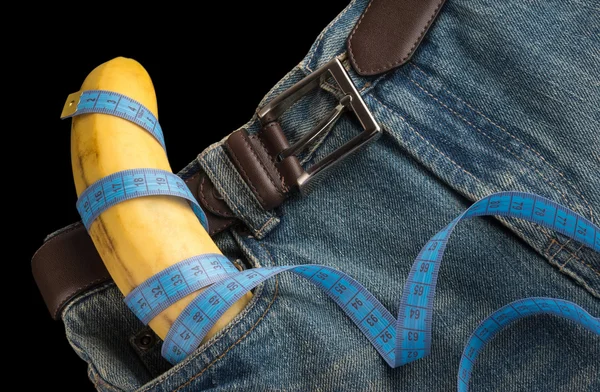 Banana grande como o pênis no jeans dos homens, centímetro — Fotografia de Stock