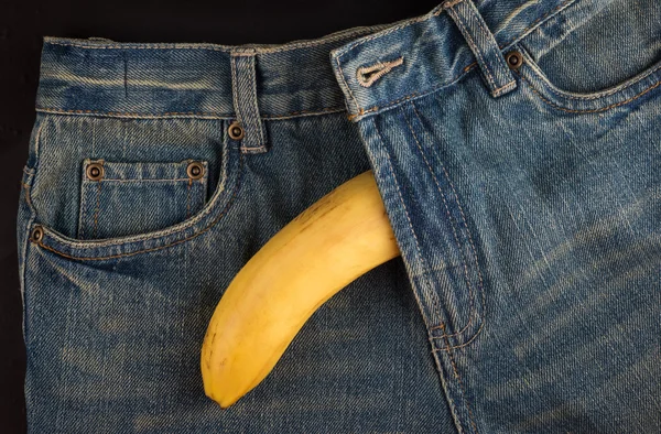 Big Banana y jeans de hombre, como el pene — Foto de Stock