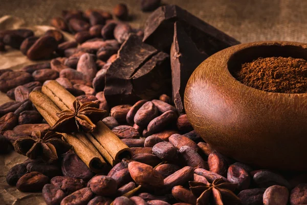 Grãos de cacau crus, chocolate preto delicioso, paus de canela, sta — Fotografia de Stock