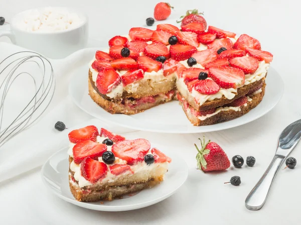 Delicious nutritious cake with fresh strawberries decorated with — Stock Photo, Image