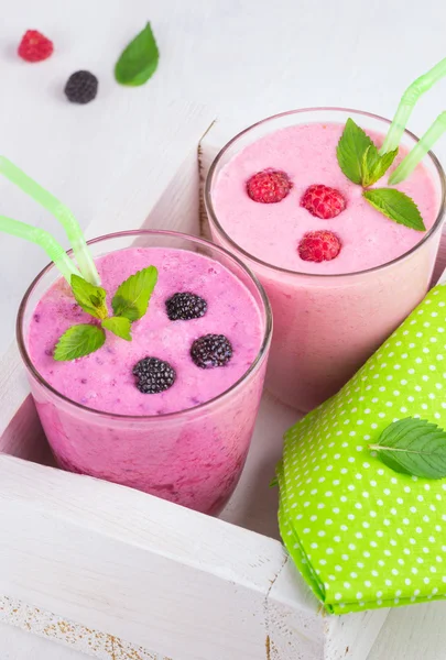 Raspberry and blackberry dairy smoothies — Stock Photo, Image