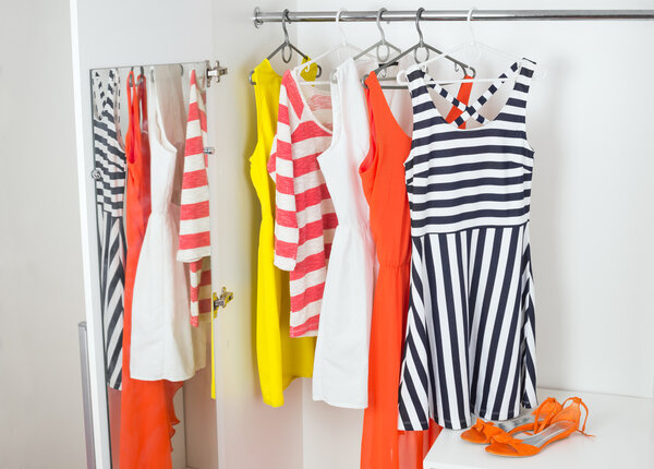 Мода женские платья на вешалках
