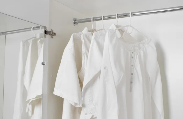 Белая чистая гладильная одежда — стоковое фото