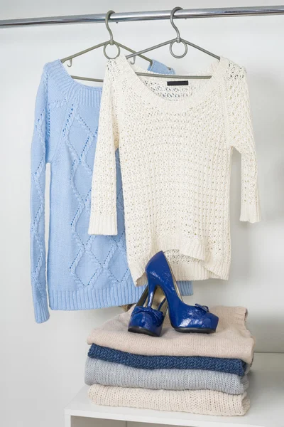 Womens warm knitted things in the white cupboard — 图库照片