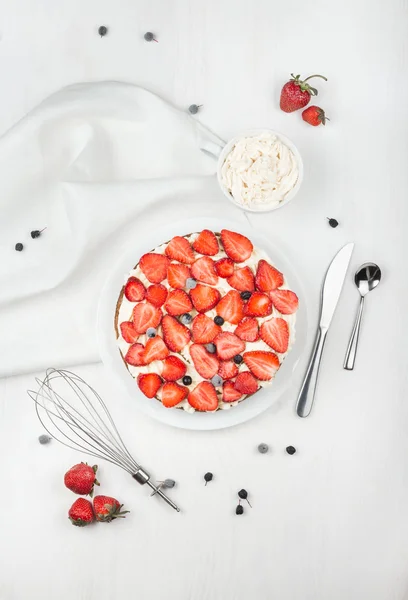 Cake with fresh strawberries — Stock Photo, Image