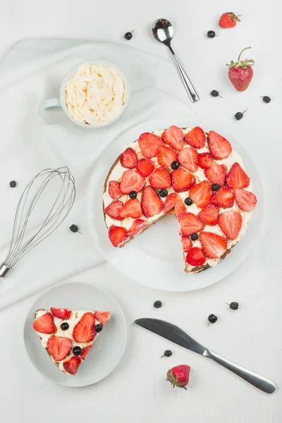Cake with fresh strawberries — Stock Photo, Image