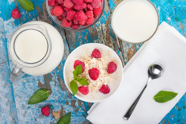 Oat flakes with milk and raspberries for breakfast — Zdjęcie stockowe