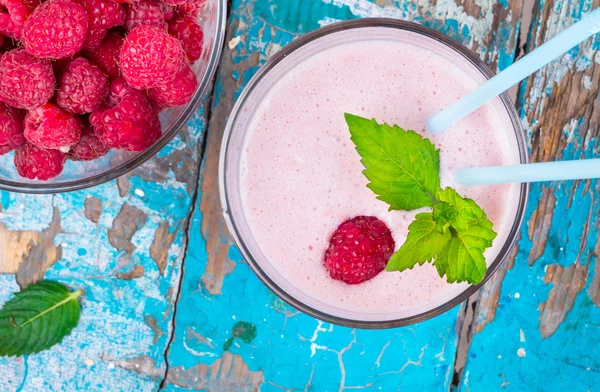 Batido fresco delicioso con frambuesas frescas maduras — Foto de Stock