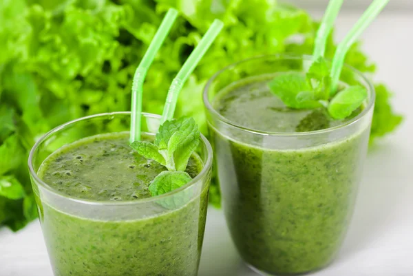 Saboroso smoothie verde natural saudável — Fotografia de Stock