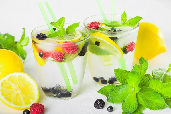 Refreshing cold lemonade — Stock Photo, Image