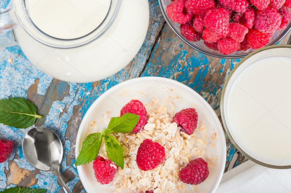 Oat flakes with milk and raspberries