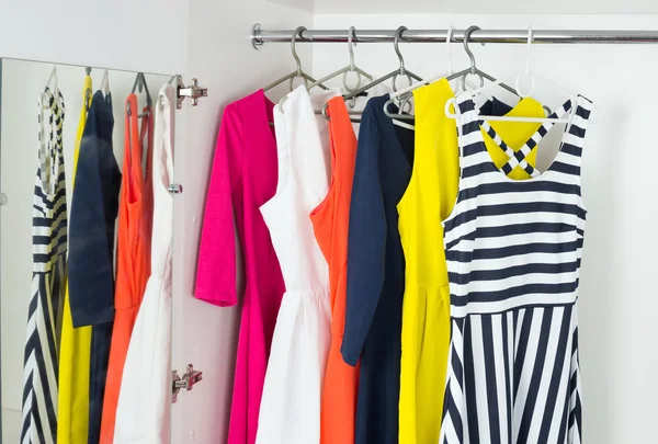 Ljusa moderna mode damernas klänningar — Stockfoto