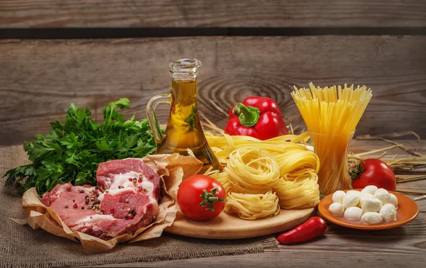 Składniki do gotowania makaronu, włoskie jedzenie — Zdjęcie stockowe
