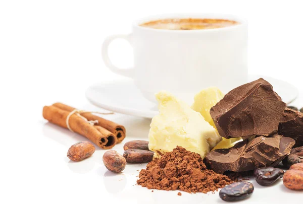 Tasse heiße Schokolade und Zutaten zum Kochen von hausgemachter Schokolade — Stockfoto