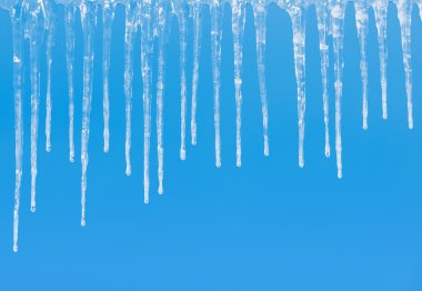 Buz sarkıtları mavi üzerinde