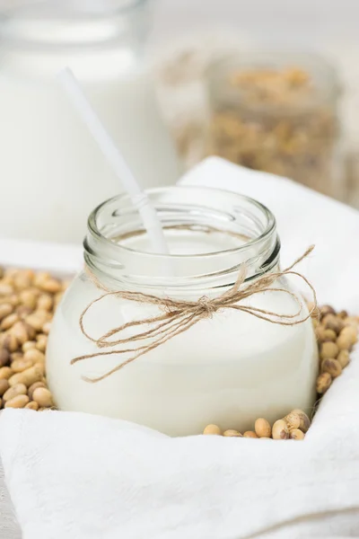 Lait de soja dans un bocal en verre — Photo