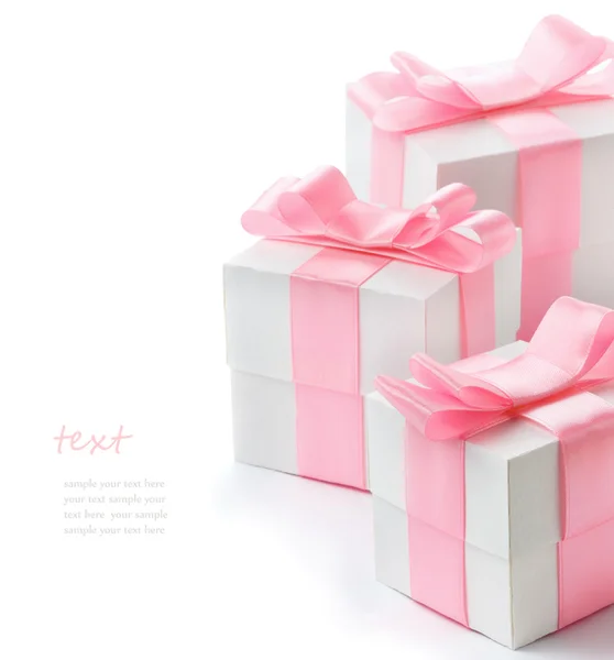 Białe pudełko z różowej wstążki satynowe — Zdjęcie stockowe