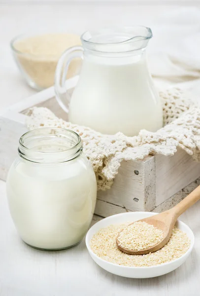 Sesammilch im Glas — Stockfoto