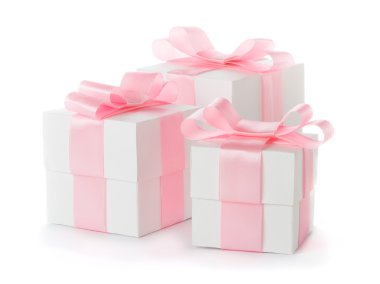 Pembe saten kurdele ile beyaz hediye kutusu