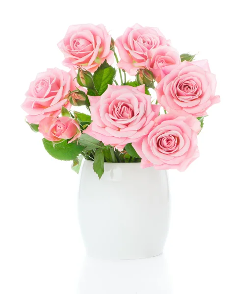 Beau bouquet de roses fraîches dans un vase blanc — Photo