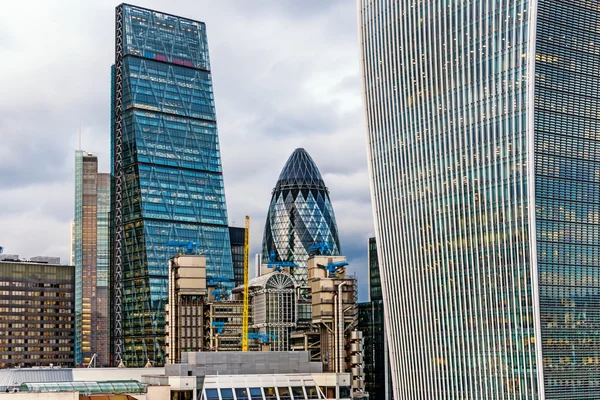 Famosos nuevos y modernos rascacielos de negocios en Londres, Inglaterra —  Fotos de Stock