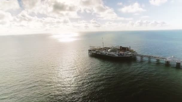 Piren vid havet och vacker solnedgång antenn 4k — Stockvideo